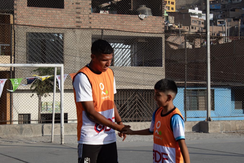 Futbolistas De Sporting Cristal Visitan El Barrio De Fútbol Más Perú 