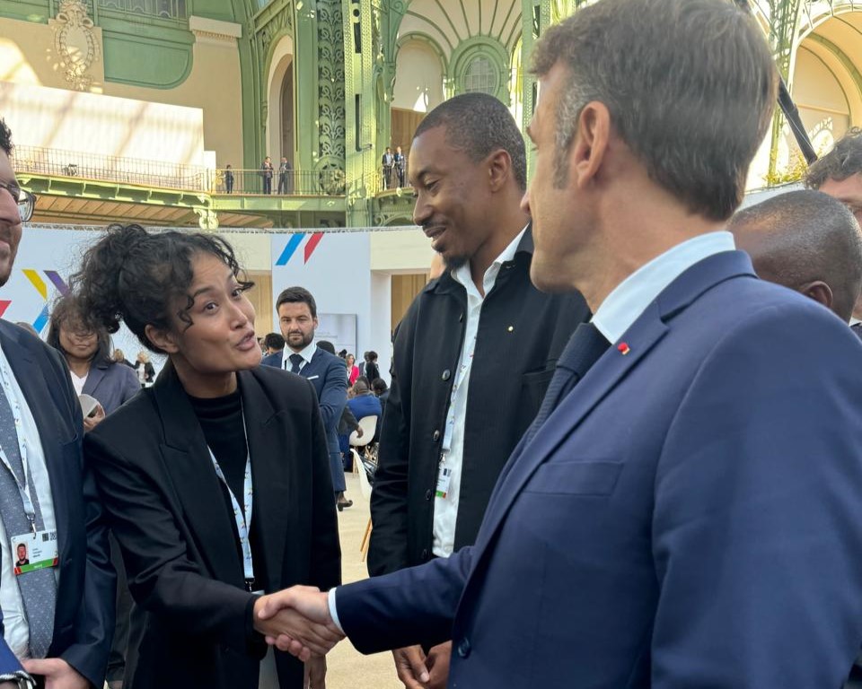 Claire Seang, directora ejecutiva de Fútbol Más Francia saludando a Emmanuel Macron, presidente de Francia