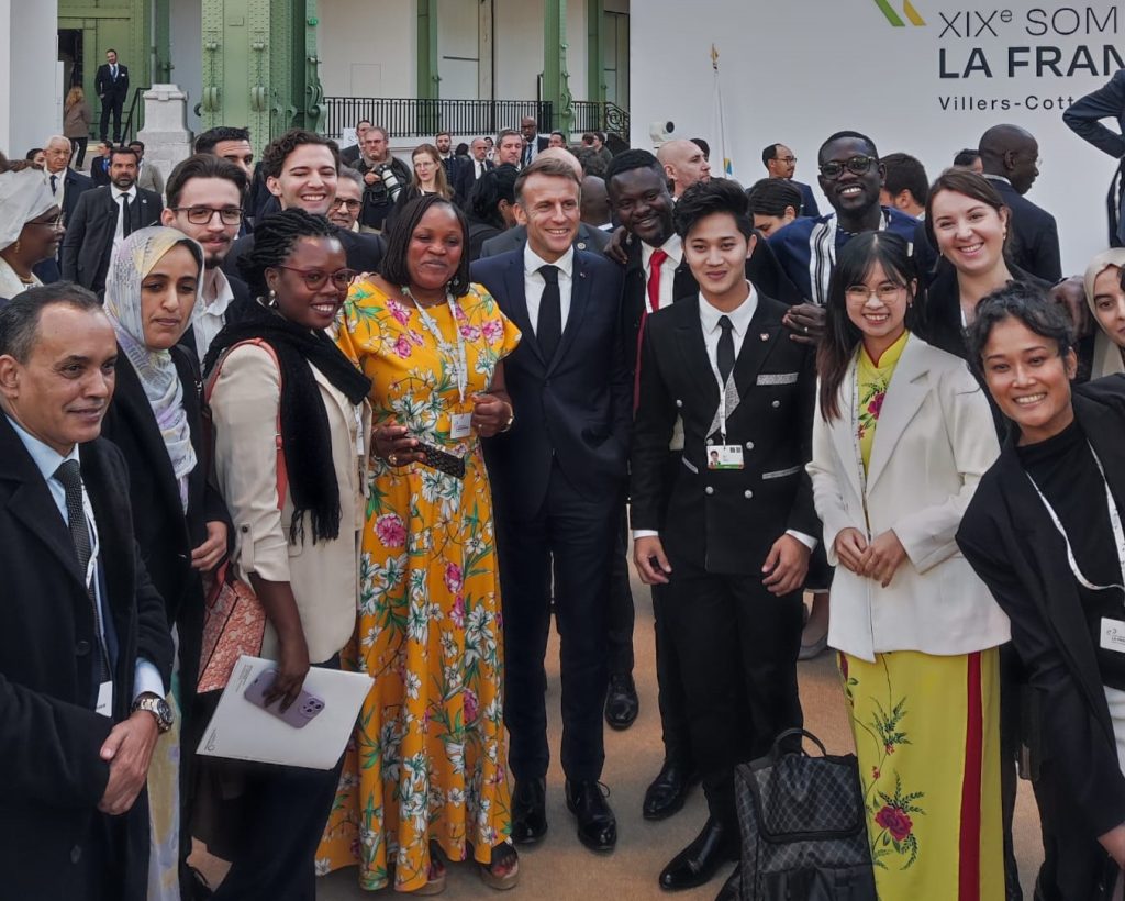 Claire Seang, directora ejecutiva de Fútbol Más Francia junto al resto de los ganadores del XIXe Sommet de la Francophonie y Emmanuel Macron, presidente de Francia.